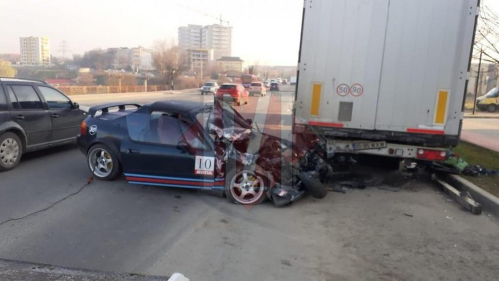 VIDEO. O mașină a ajuns sub un camion la Iași