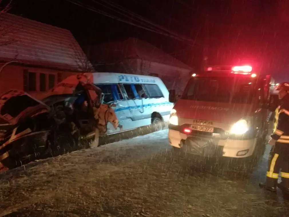 Accident de microbuz cu un mort și trei încarcerați