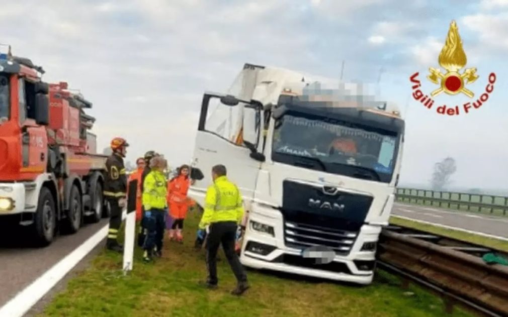 Șofer român a murit în timp ce conducea un camion în Italia