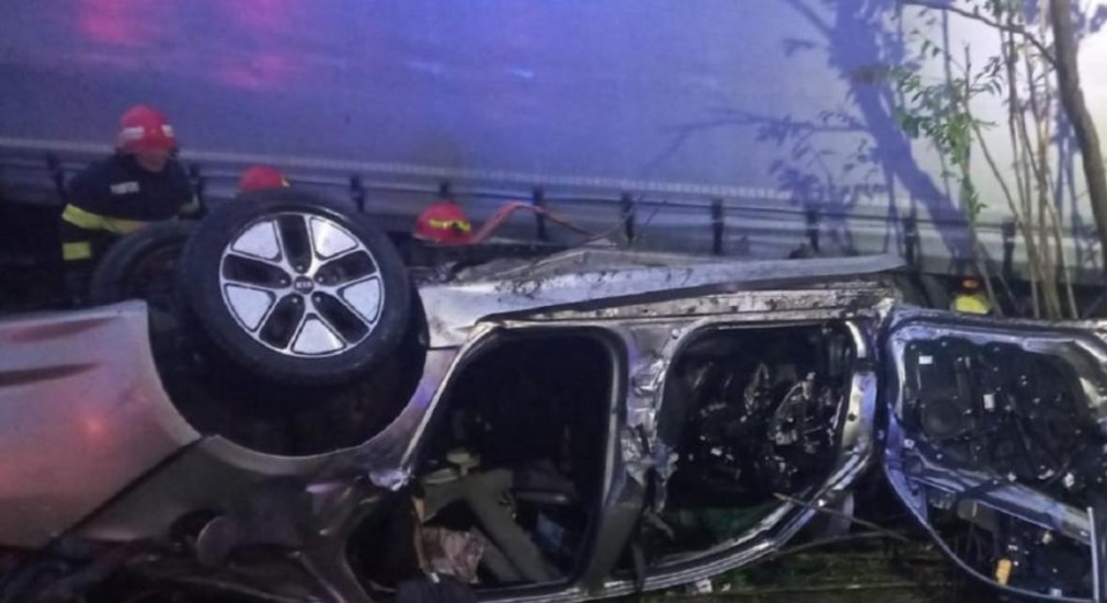 Trei tineri au murit după ce un camion a spulberat un autoturism