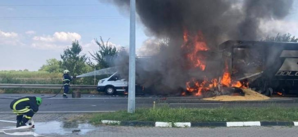 Camion cu cereale, în flăcări pe DN7