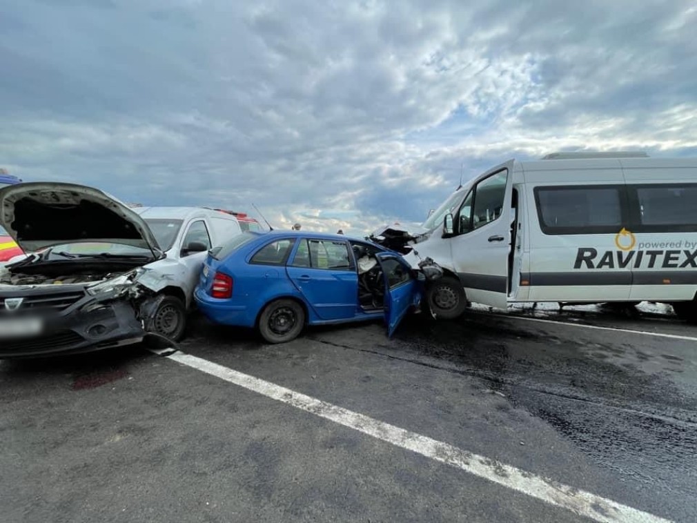 VIDEO Accidentul cu două mașini și un microbuz filmat cu o cameră de bord