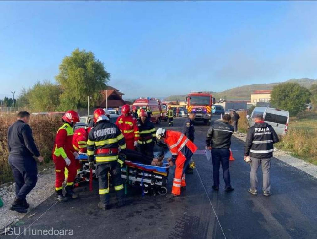 Două persoane au fost rănite după o tamponare între un microbuz şi un autoturism