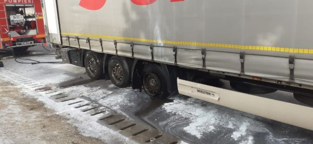 VIDEO. Cluj. Roata unui camion a explodat. Traficul în zonă este îngreunat