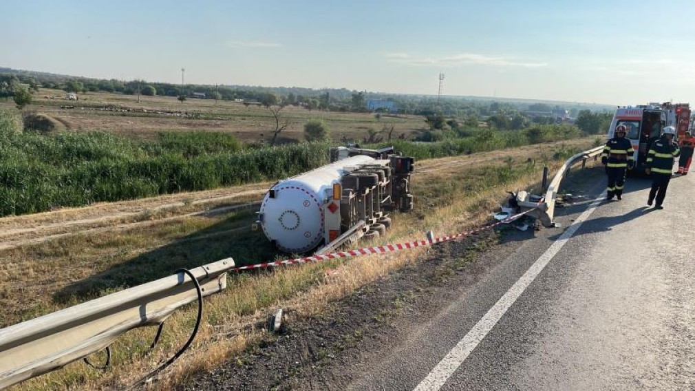 Cisternă încărcată cu GPL, condusă de un ucrainean, s-a răsturnat la ieșirea din România