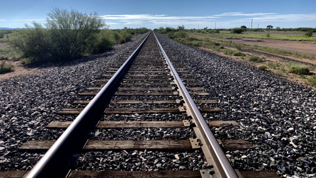 Camion, blocat pe o cale ferată. Cum a fost trenul oprit de către șoferi?