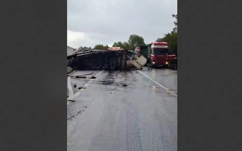 Camion răsturnat între Vlădeni și Codlea. Traficul în zonă este blocat