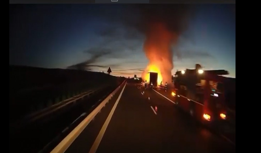 VIDEO Un camion a luat foc pe Autostrada 3