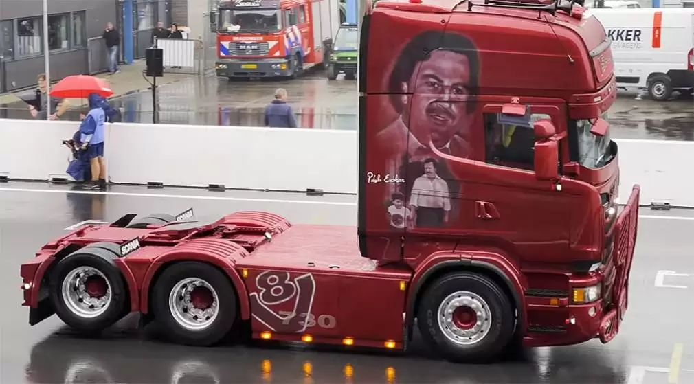 Un camion a fost aerografiat cu o temă legată de Pablo Escobar. 