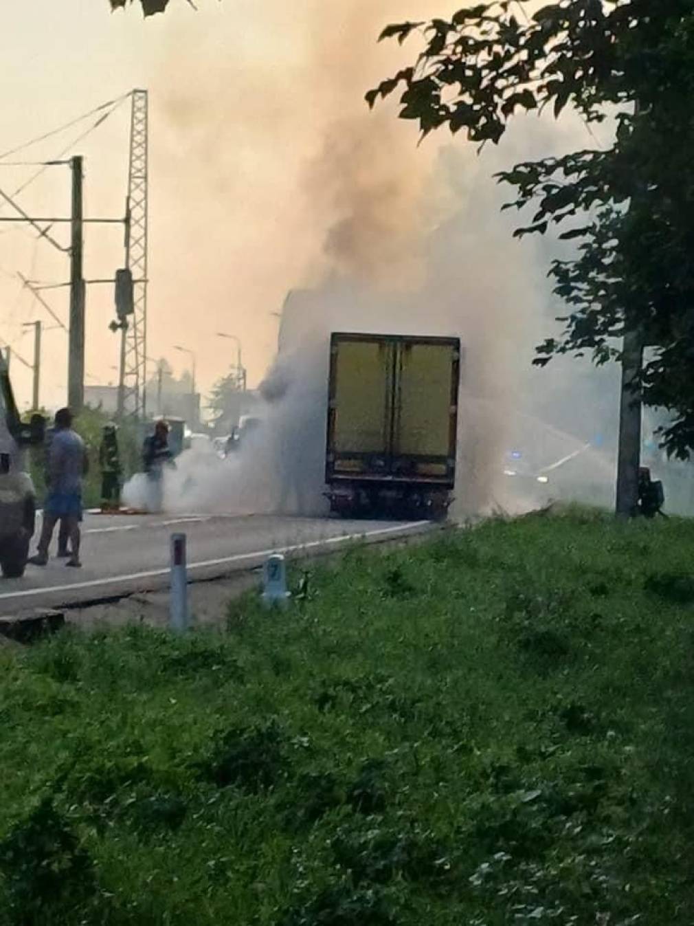 Un camion plin cu băuturi răcoritoare a luat foc