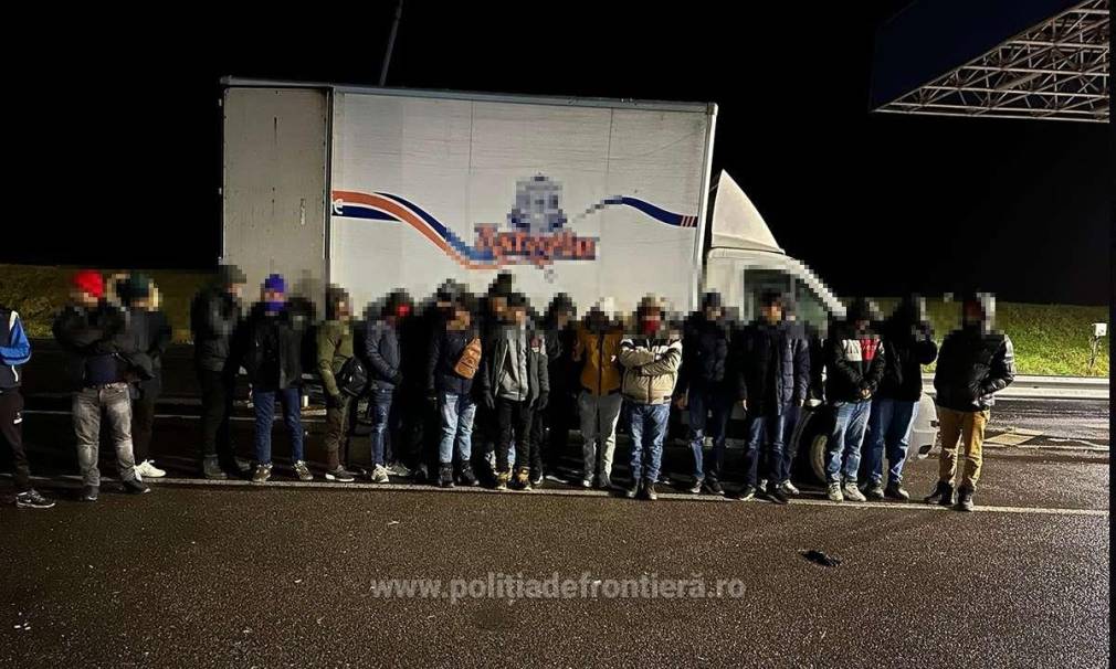 VIDEO. 39 de migranți ascunşi în două autoutilitare depistați la Nădlac