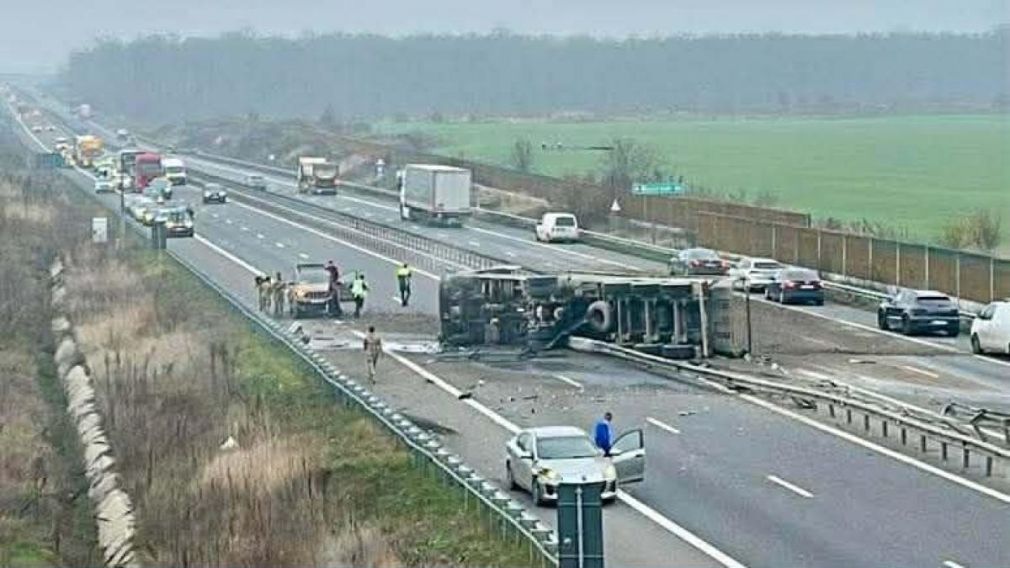Un camion încărcat cu piatră s-a răsturnat pe autostrada A3 București - Ploiești