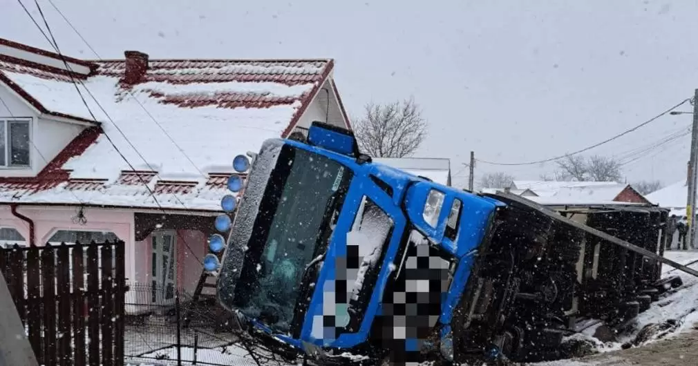 Un camion s-a răsturnat peste o locuință