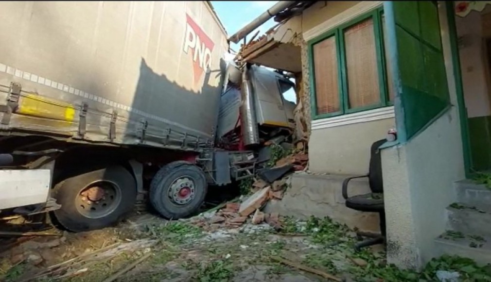 VIDEO Un șofer care a adormit la volan a intrat cu camionul într-o casă
