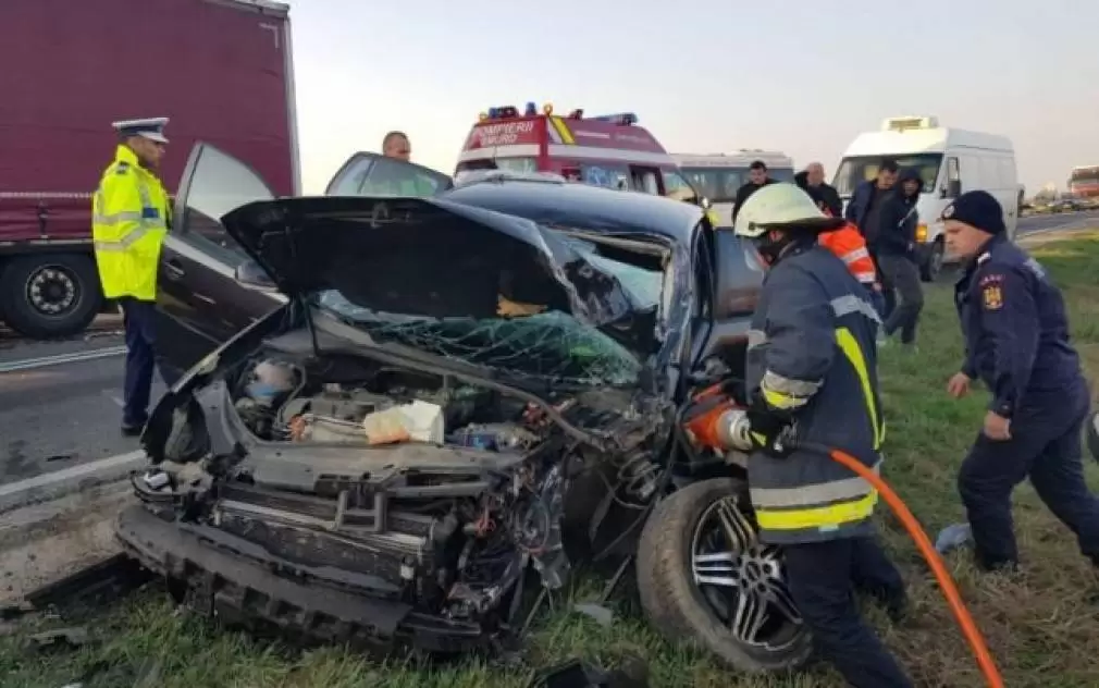 Un CAMION a făcut praf o mașină