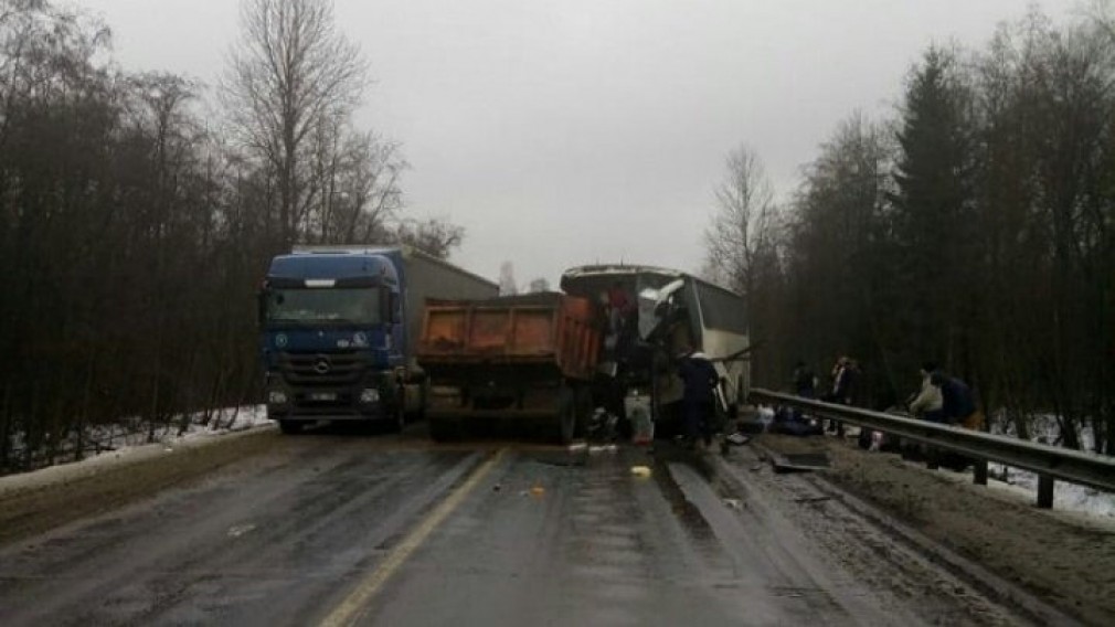 FOTO. Un autocar cu pasageri moldoveni s-a ciocnit violent cu un camion
