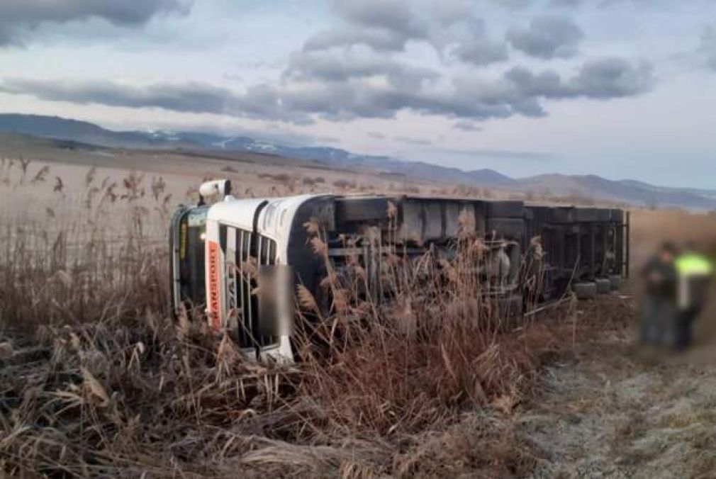 Un camion a ajuns pe câmp. Șoferul, evacuat de urgență