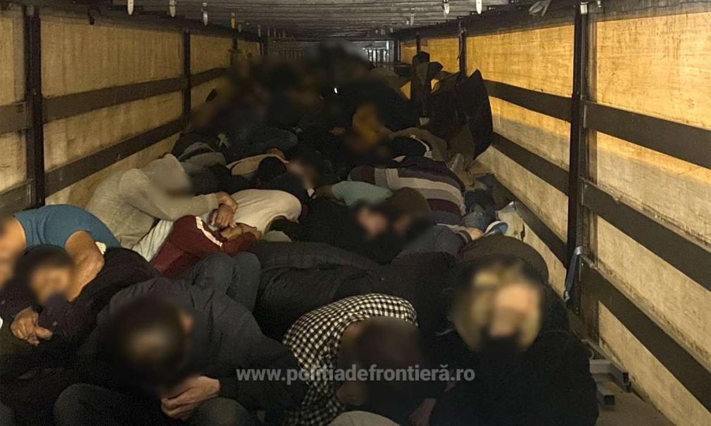 VIDEO. 52 de migranți, depistaţi într-un automarfar la PTF Nădlac II