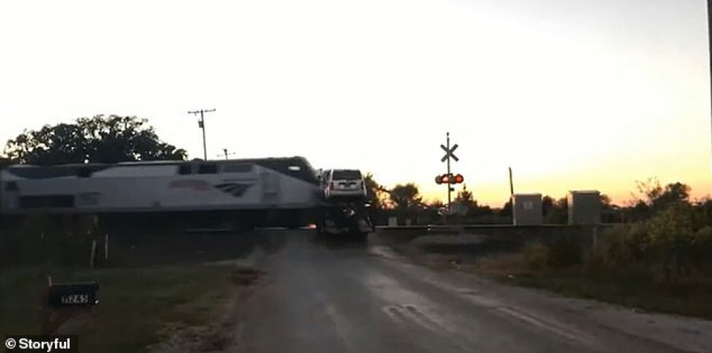VIDEO. Un camion, blocat pe șinele de cale ferată, a fost spulberat de tren
