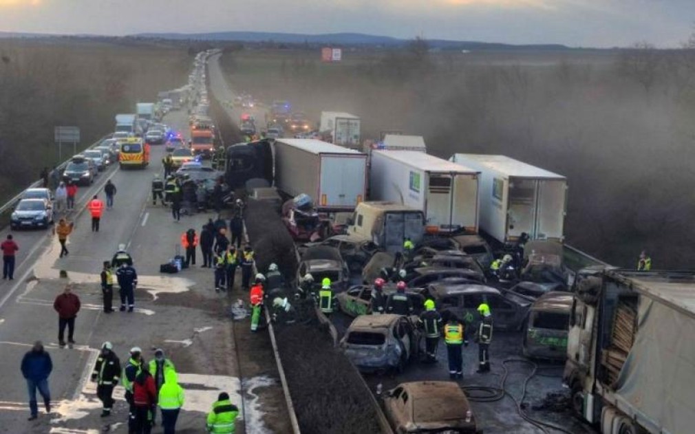 VIDEO Peste 30 de răniți într-un accident în Ungaria după o furtună de praf