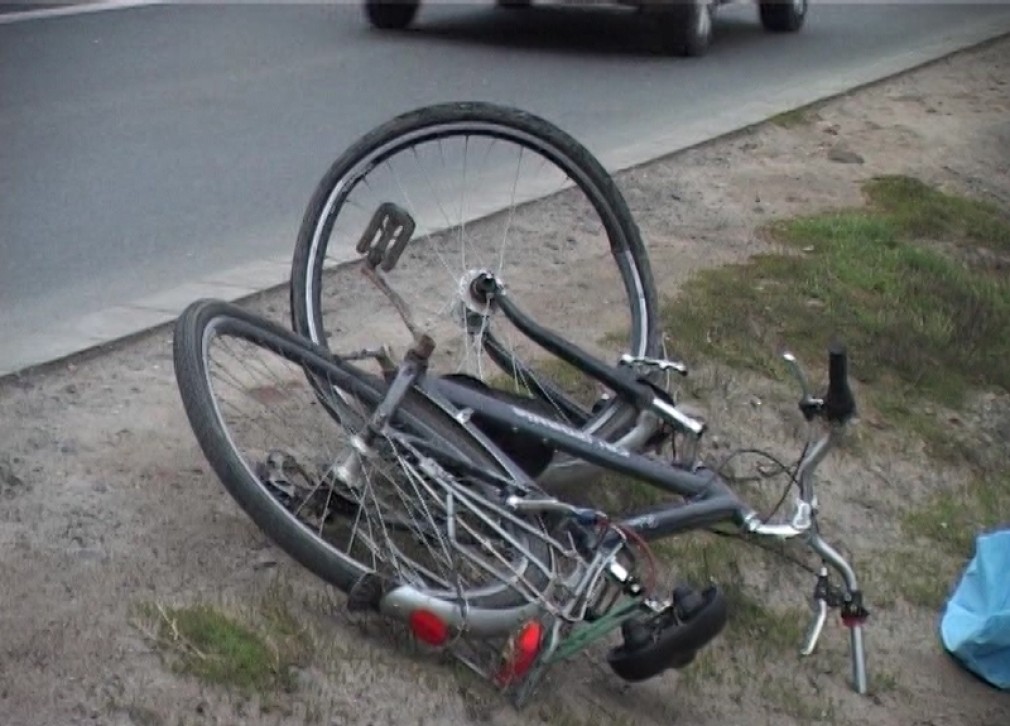 Un biciclist de 77 ani a fost lovit de camion și a decedat