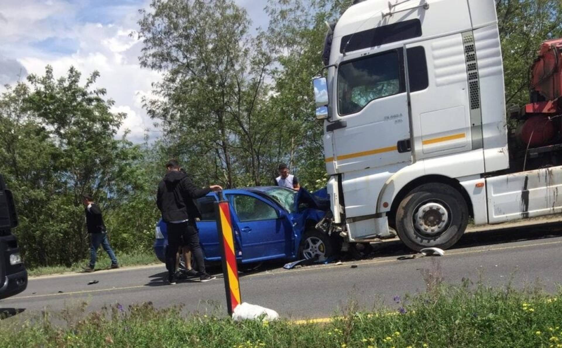 VIDEO. Momentul în care o mașină e proiectată în camion