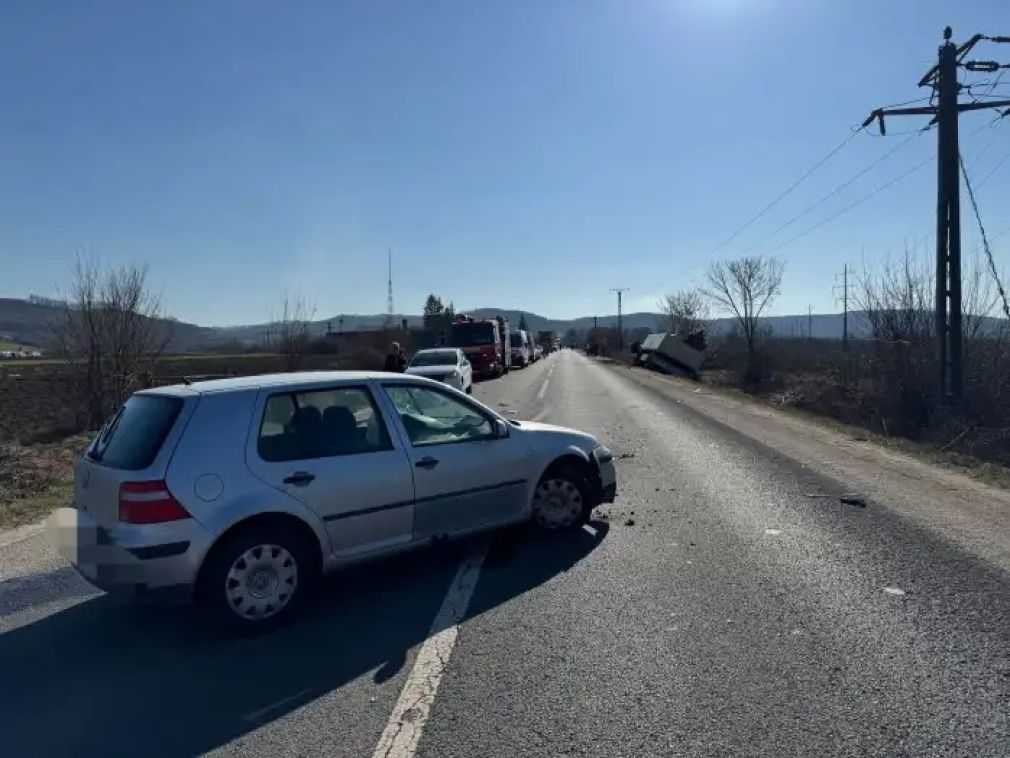 A intrat cu mașina pe contrasens și a izbit frontal un camion