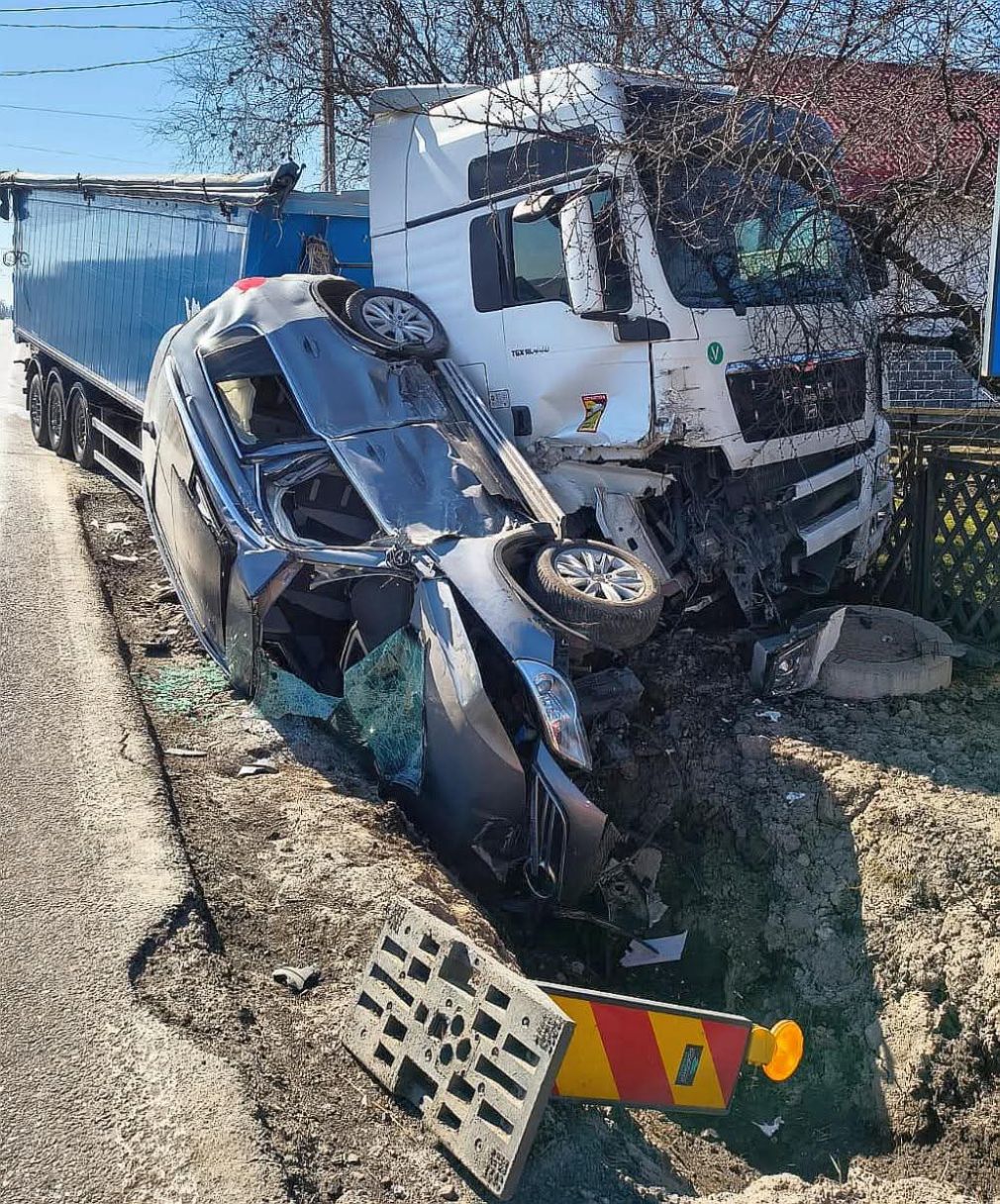 Tânără gravidă, rănită într-un accident cu un camion