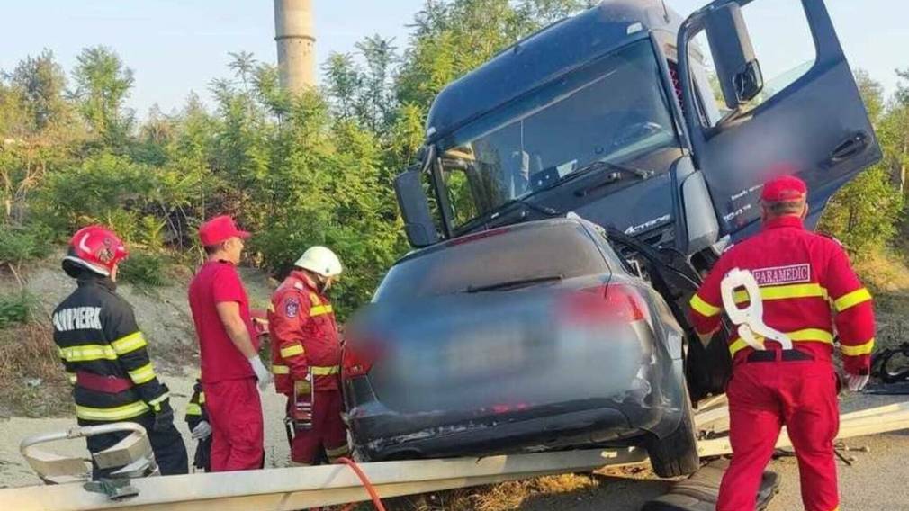 Doi oameni au murit după ce mașina lor a fost izbită de camion