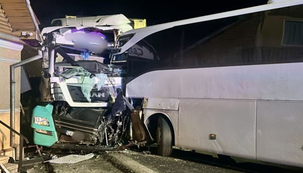 VIDEO Un autocar și un camion s-au ciocnit frontal. Un mort și mai mulți răniți