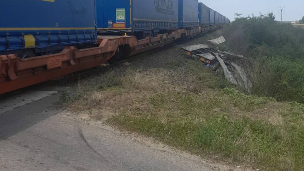 Bihor. Camion lovit de un tren privat