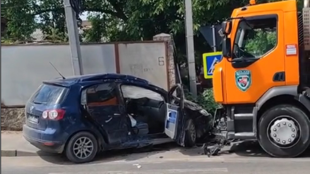 VIDEO Mașină făcută praf după ce s-a ciocnit cu un camion
