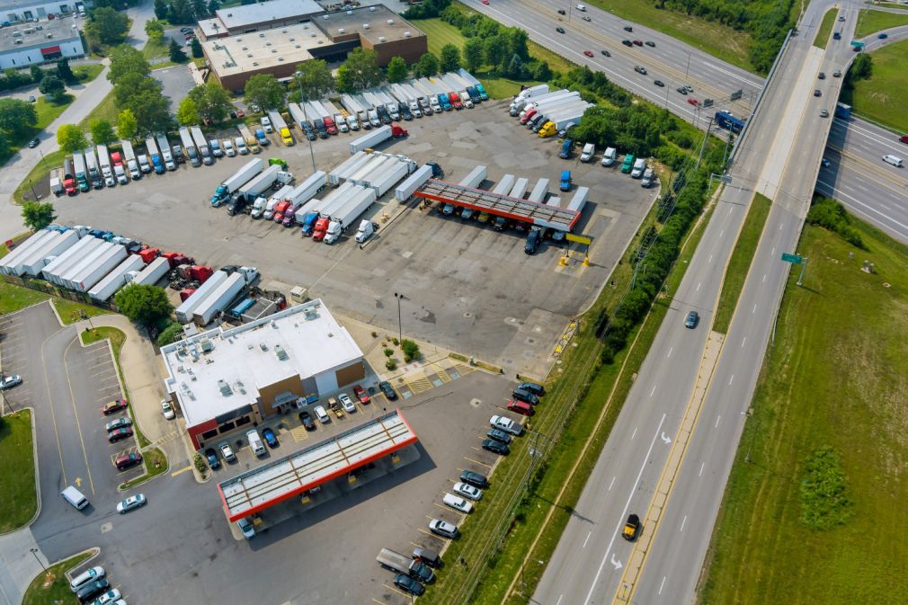 Trei șoferi români de camion au bătut un alt șofer pentru un loc de parcare. Condamnați la închisoare
