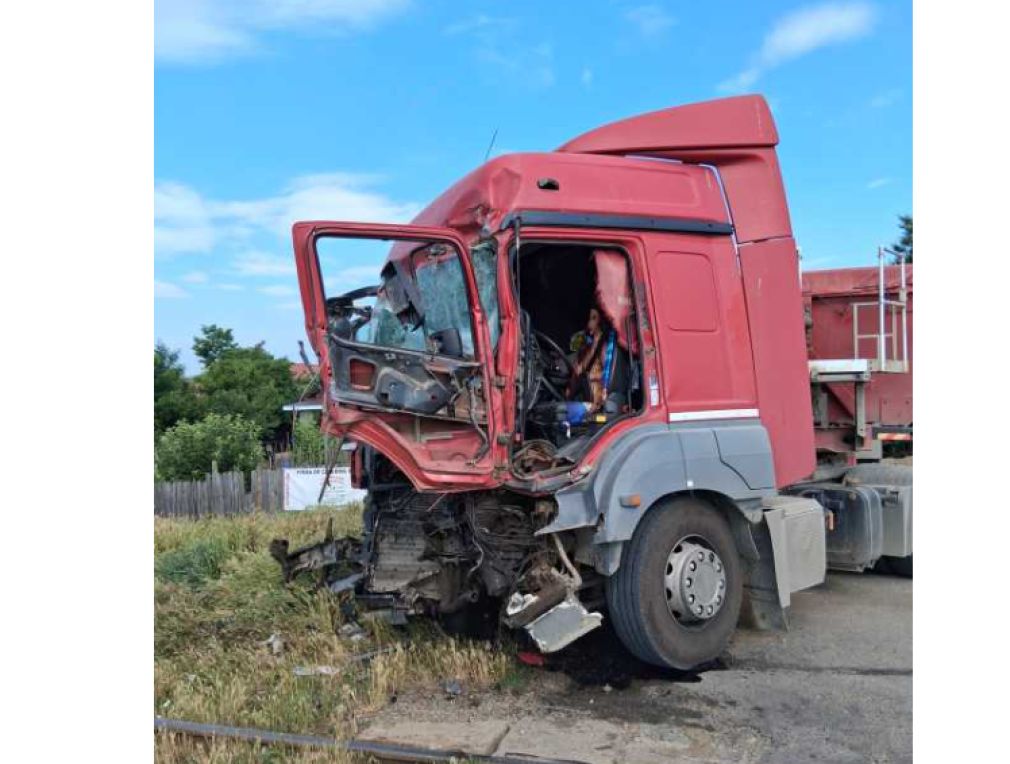 Camion lovit de tren. O personă a suferit multiple traumatisme