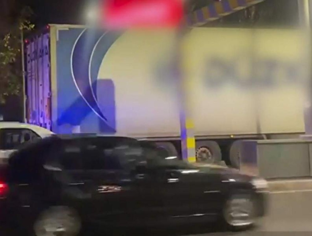 VIDEO Camion turcesc, oprit de poliție înainte să intre în Pasajul Unirea