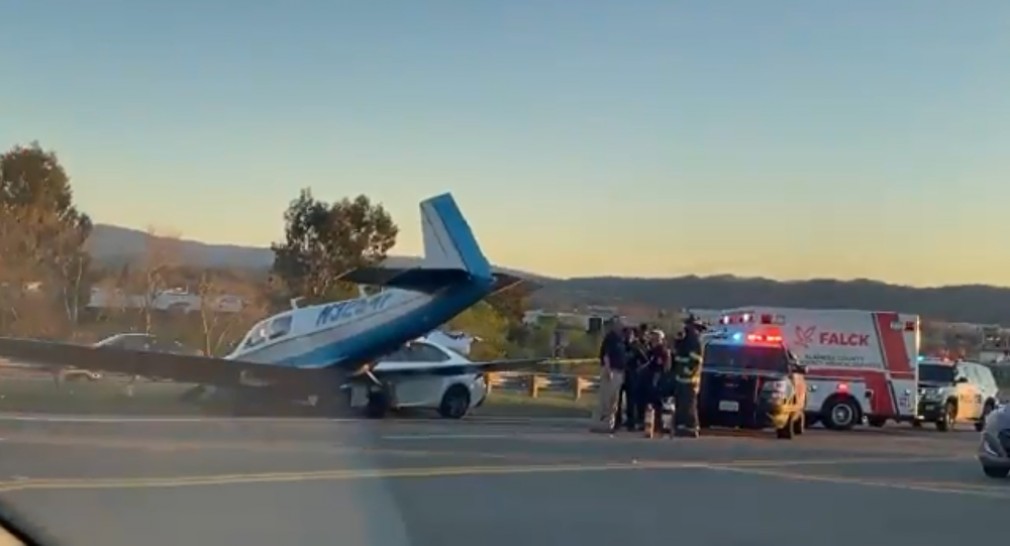 VIDEO. Accident între o mașină și un avion care a aterizat pe autostradă