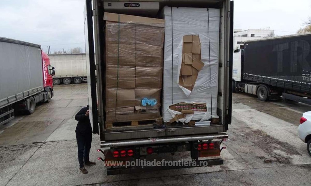 VIDEO Ţigări de contrabandă de 1.400.000 euro, găsite într-o remorcă frigorifică