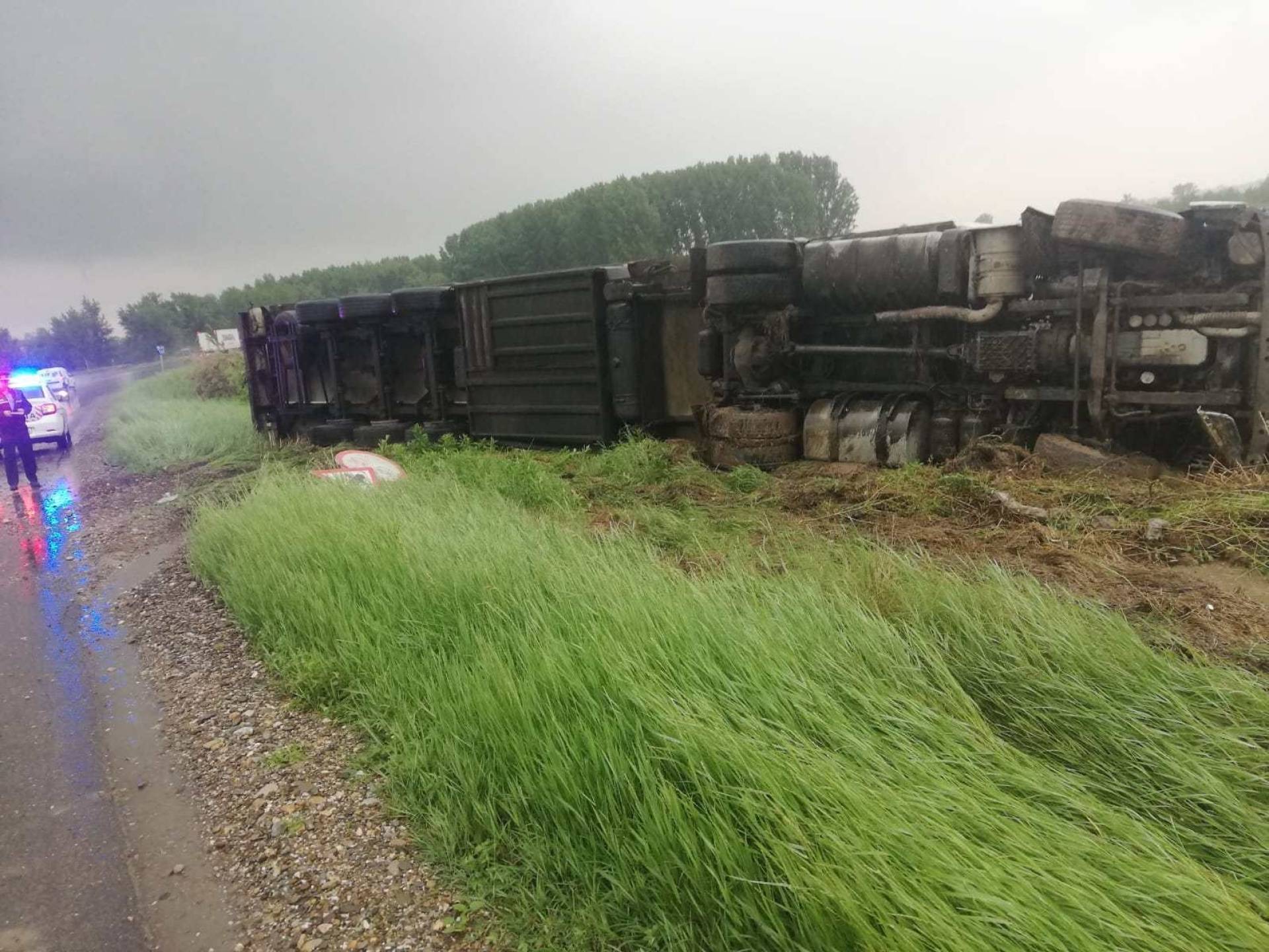 VIDEO: Camion răsturnat în afara carosabilului