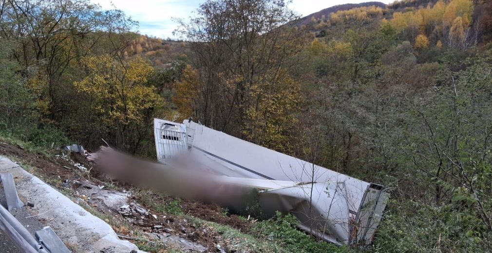 Un camion a ajuns în șanț. Cum s-a întâmplat?