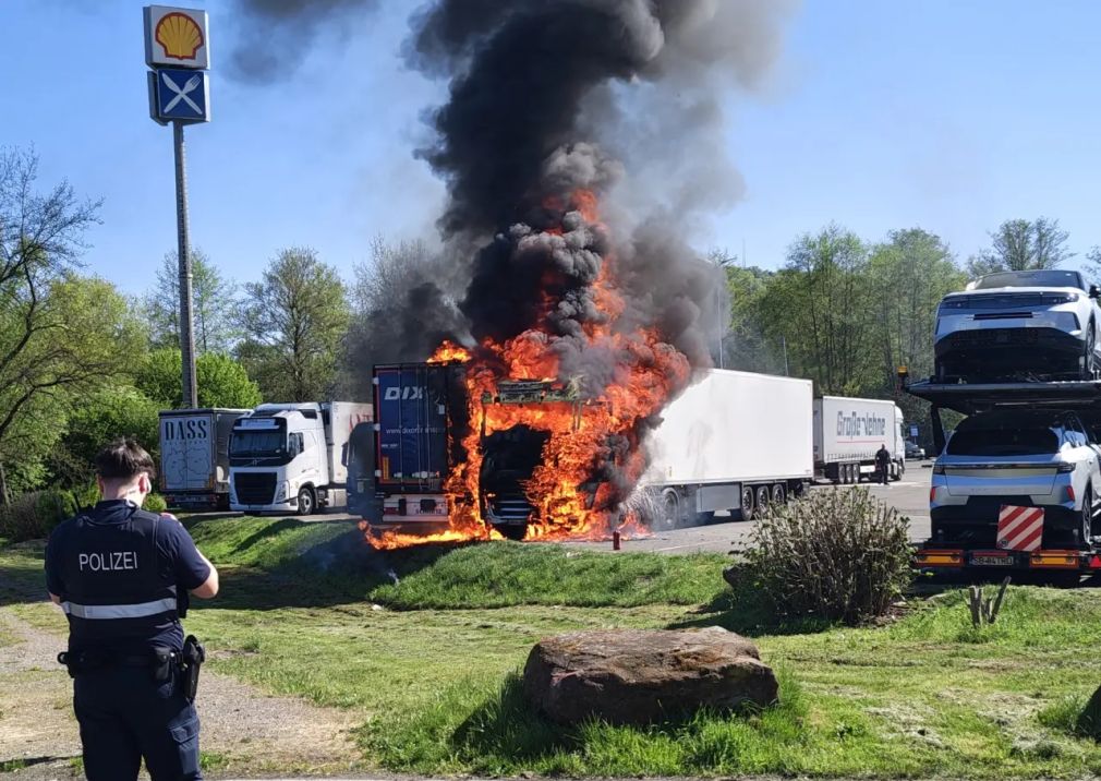 Cabina unui camion a luat foc. Șoferul a lăsat butelia cu gaz nesupravegheată