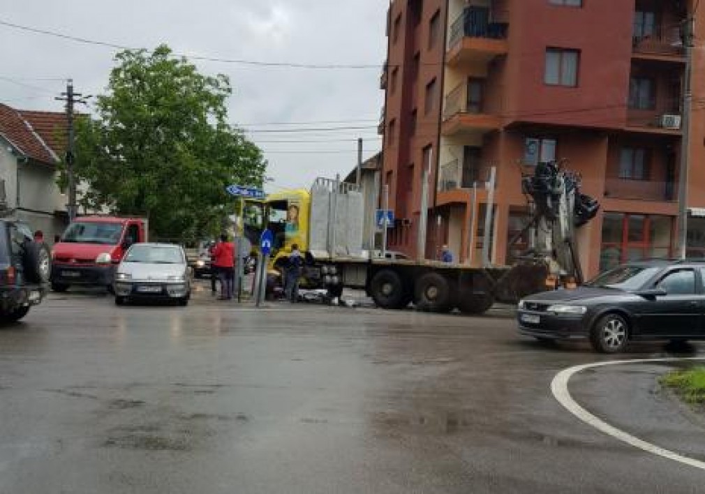 Accident la Beiuș: Un biciclist a fost lovit de un camion!