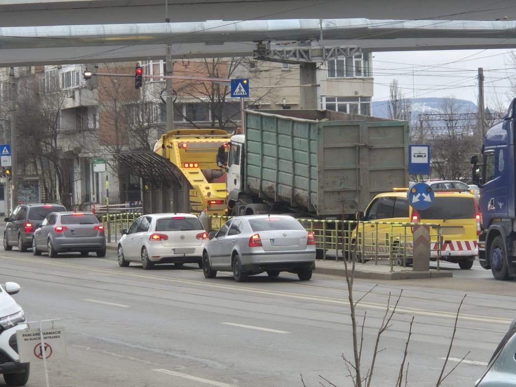 Un camion cu deșeuri s-a răsturnat