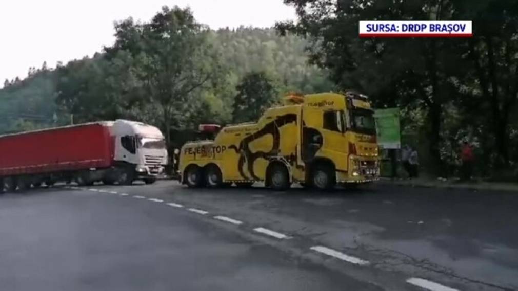 Un camion și o autoutilitară s-au ciocnit violent pe DN1