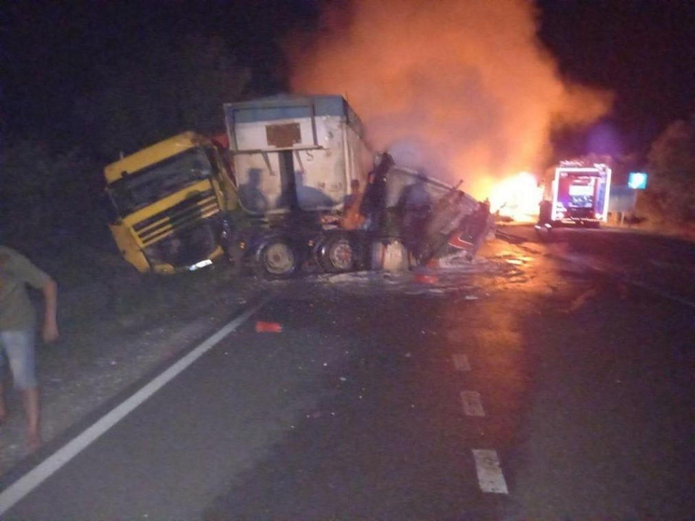 VIDEO. Carambol cu trei camioane. Un șofer profesionist a ars în mașină