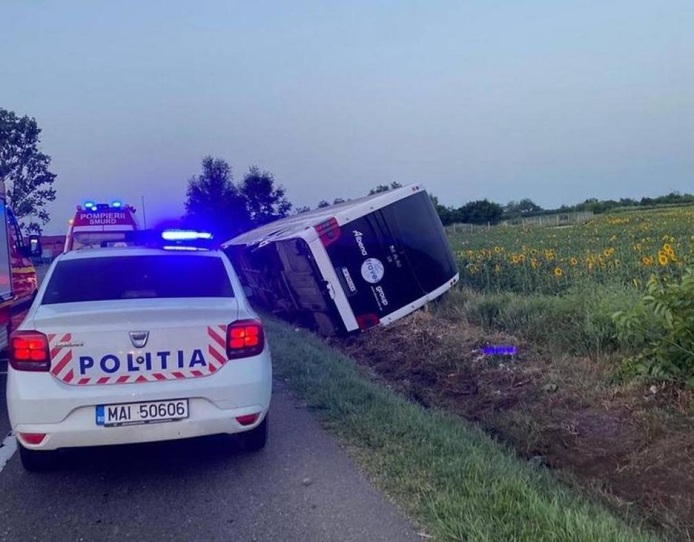 Accident grav. Un autocar cu 59 de pasageri s-a răsturnat pe câmp