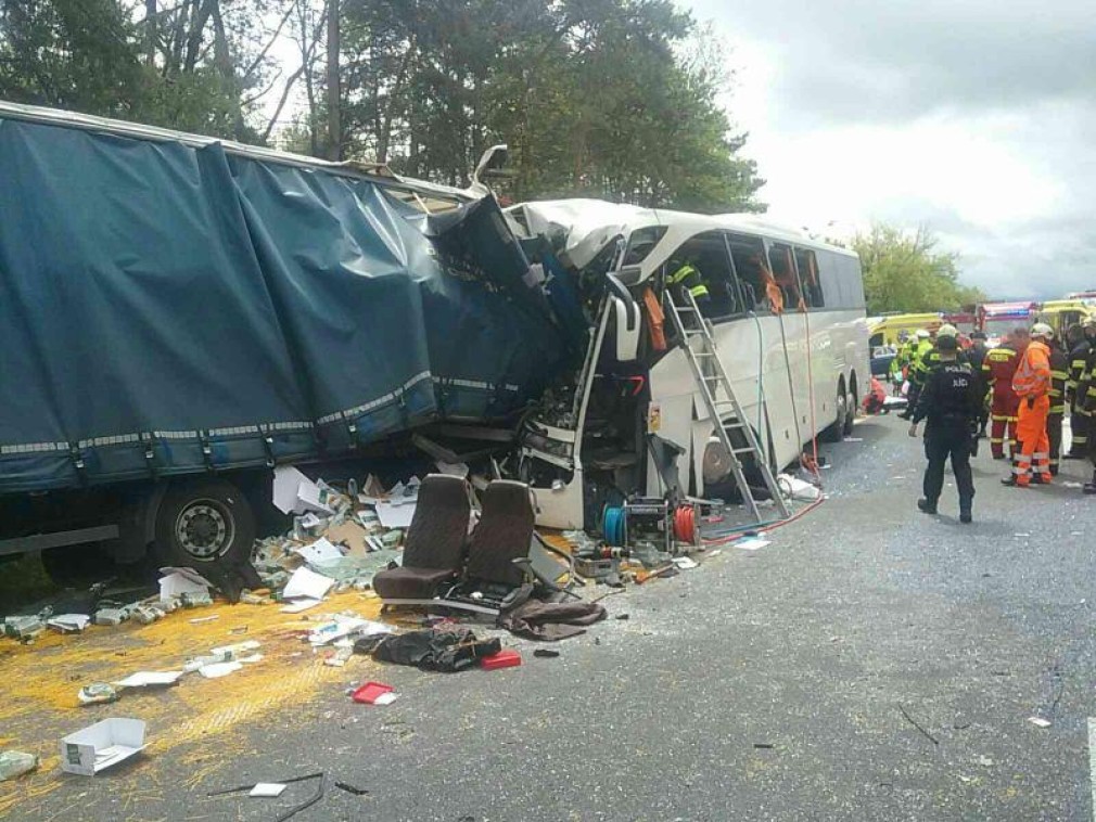 Un autocar a intrat într-un camion românesc oprit pe autostradă. Zeci de răniți