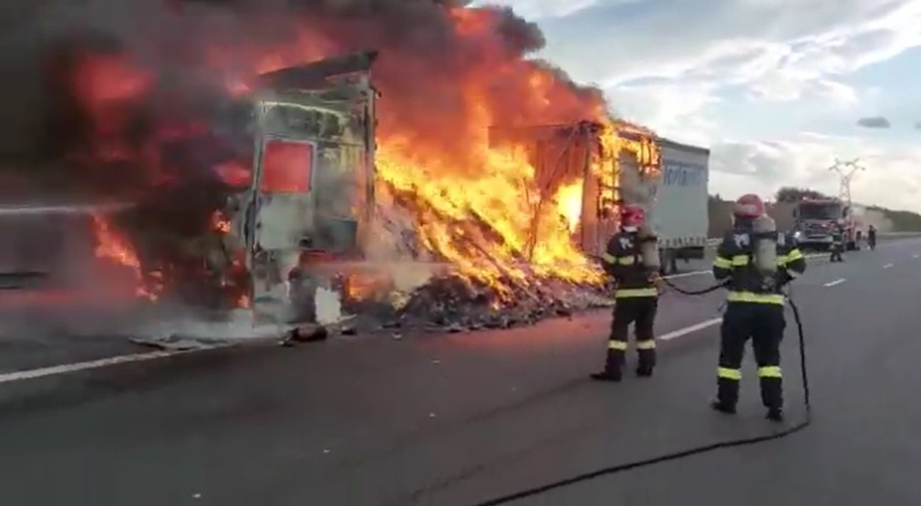 Un camion a luat foc pe Autostrada A10, lângă Aiud