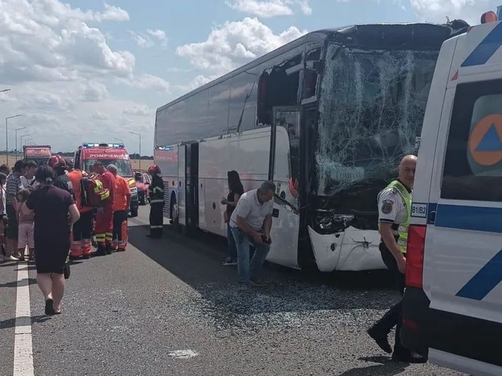 Un autocar cu 60 de pasageri s-a ciocnit cu un camion