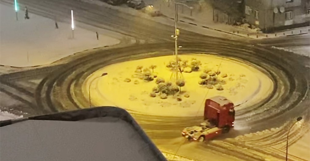 VIDEO ULUITOR. Camion, surpins făcând drifturi în zăpadă