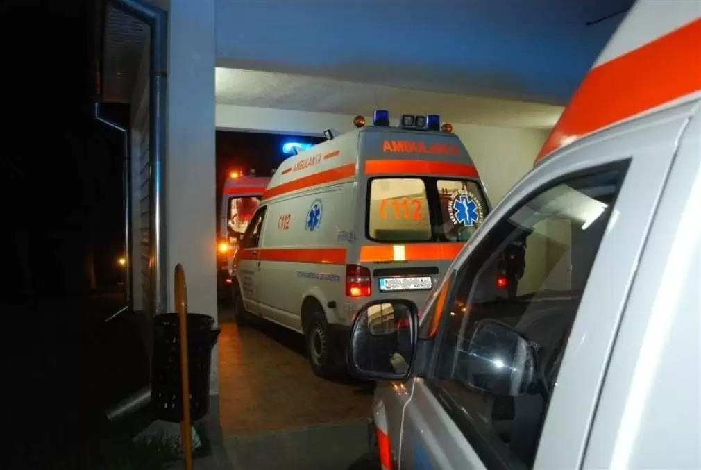 Trei răniți după ce o ambulanță s-a răsturnat